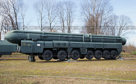Пусковой модуль ракетного комплекса стратегического назначения РТ-2ПМ «Тополь»  в артиллерийском музее. Санкт-Петербург (2014 год). Редакционное фото, фотограф Виктор Карасев / Фотобанк Лори