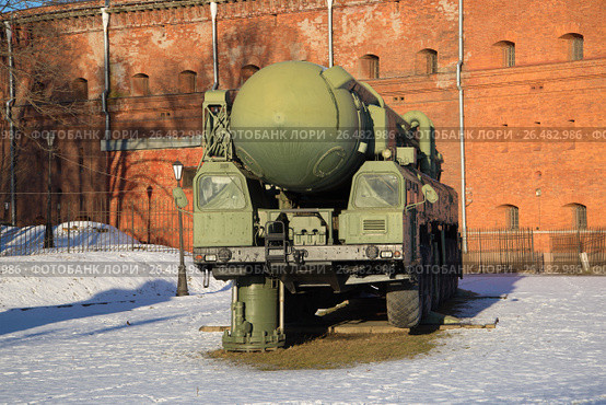 Пусковой модуль ракетного комплекса стратегического назначения РТ-2ПМ «Тополь» у здания Музея артиллерии и связи январским днем. Санкт-Петербург (2017 год). Редакционное фото, фотограф Виктор Карасев / Фотобанк Лори