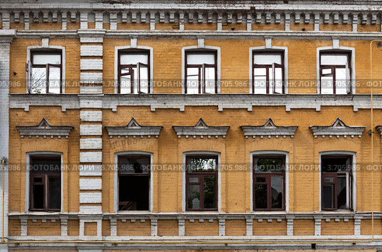 Пустые оконные рамы старого заброшенного особняка (2012 год). Стоковое фото, фотограф Родион Власов / Фотобанк Лори