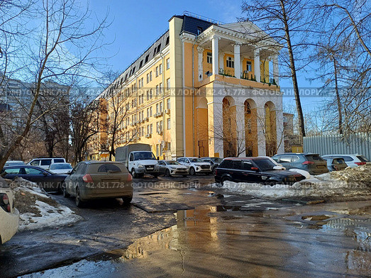 Пятиэтажное административно-офисное здание в стиле неоклассицизма, построено в 1953 году (мансардный шестой этаж надстроен в 2000-х годах). Первомайская улица, 126. Москва (2024 год). Редакционное фото, фотограф lana1501 / Фотобанк Лори