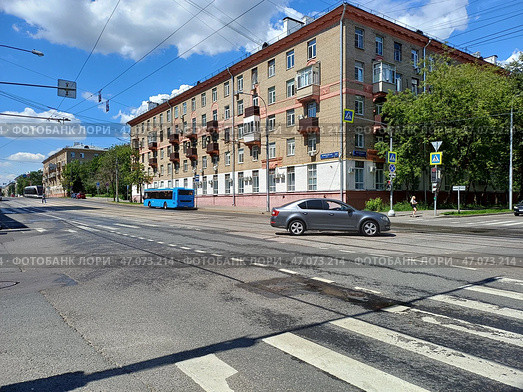 Пятиэтажный четырехподъездный кирпичный жилой дом (типовая серия I-410 САКБ). Построен в 1956 году. Первомайская улица, 117. Район Восточное Измайлово. Город Москва (2024 год). Редакционное фото, фотограф lana1501 / Фотобанк Лори