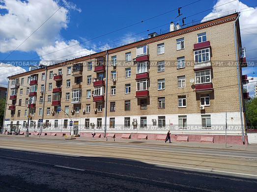 Пятиэтажный четырехподъездный кирпичный жилой дом (типовая серия I-410 САКБ). Построен в 1957 году. Первомайская улица, 119. Район Восточное Измайлово. Город Москва (2024 год). Редакционное фото, фотограф lana1501 / Фотобанк Лори