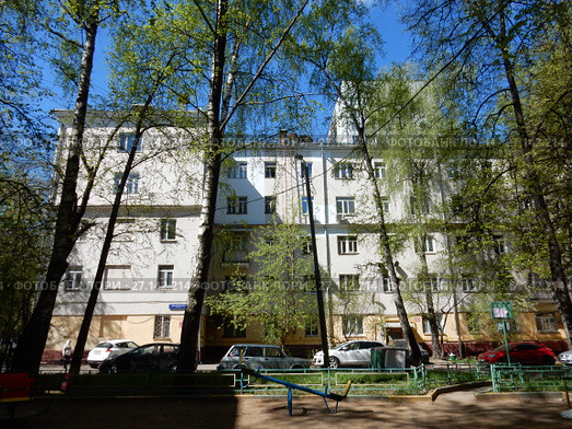 Пятиэтажный (изначально трёхэтажный) трёхподъездный кирпичный жилой дом, построен в 1949 году. Измайловский бульвар, 20 (6-я Парковая улица, 34). Район Измайлово. Москва (2017 год). Стоковое фото, фотограф lana1501 / Фотобанк Лори