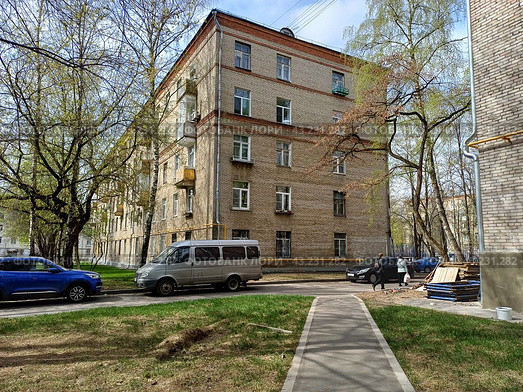 Пятиэтажный трёхподъездный кирпичный жилой дом серии I-410 (САКБ). Построен в 1957 году. 5-й проезд Подбельского, 4а, корпус 2. Район Богородское. Город Москва (2024 год). Редакционное фото, фотограф lana1501 / Фотобанк Лори