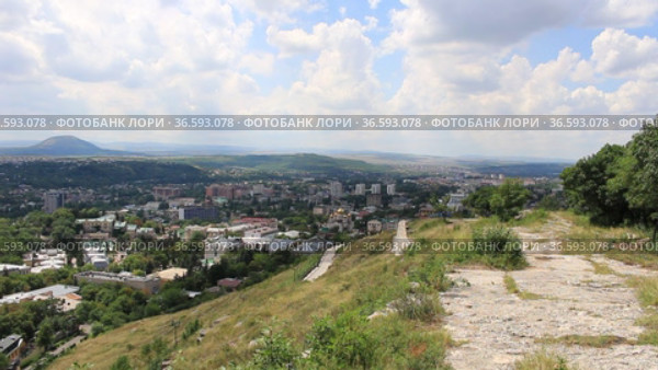 Пятигорск, вид на город из  Емануелевского парка (2020 год). Стоковое видео, видеограф Валерий Шилов / Фотобанк Лори