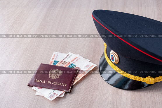 Пятитысячные купюры в удостоверении МВД России и фуражка полиции. Стоковое фото, фотограф Катерина Белякина / Фотобанк Лори