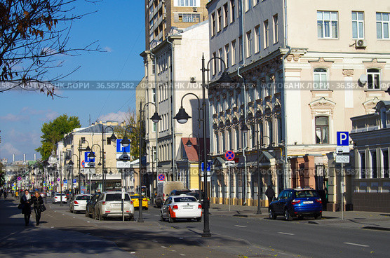 Pyatnitskaya street on a sunny autumn day, Zamoskvorechye, Moscow, Russia (2016 год). Редакционное фото, фотограф Natalia Sidorova / Фотобанк Лори