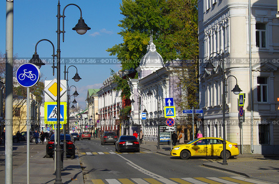 Pyatnitskaya street on a sunny autumn day, Zamoskvorechye, Moscow, Russia (2016 год). Редакционное фото, фотограф Natalia Sidorova / Фотобанк Лори