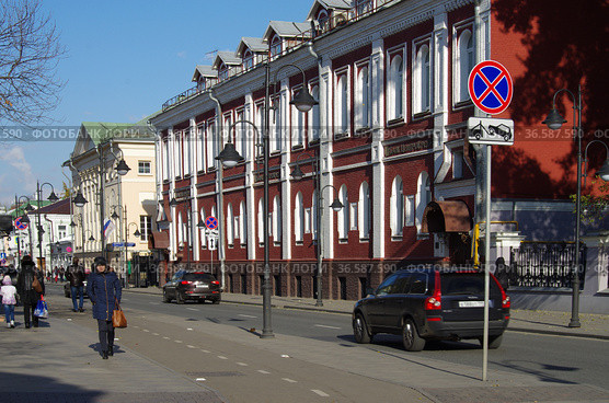 Pyatnitskaya street on a sunny autumn day, Zamoskvorechye, Moscow, Russia (2016 год). Редакционное фото, фотограф Natalia Sidorova / Фотобанк Лори