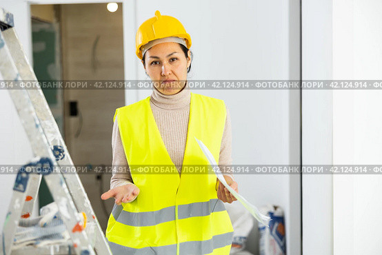 Questionable woman builder with documentation. Стоковое фото, фотограф Яков Филимонов / Фотобанк Лори