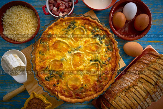 Quiche recipe with spinach and goats cheese. Quiche recipe with spinach and goats cheese on blue table. Стоковое фото, агентство Ingram Publishing / Фотобанк Лори