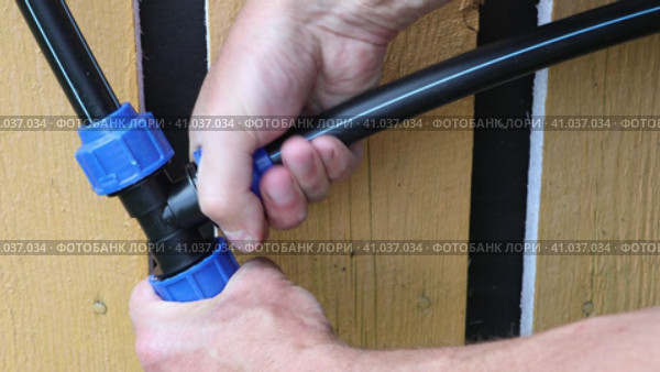 Quick release collet tee compression connector for HDPE pipes, plumber is tightening nut. Стоковое видео, видеограф Владимир Григорьев / Фотобанк Лори
