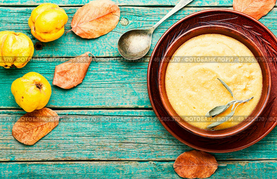 Quince puree or cream soup.Fruit soup on wooden table. Quince cold dessert soup. Стоковое фото, агентство Ingram Publishing / Фотобанк Лори
