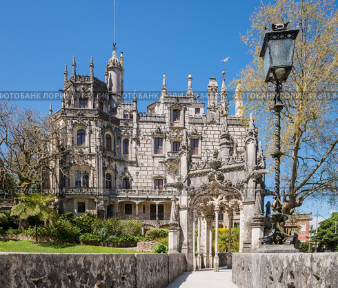 Quinta da Regaleira in Sintra, Portugal. In the palace and the park are hidden symbols related to alchemy, Masonry, the Knights Templar, and the Rosicrucians. Стоковое фото, агентство Ingram Publishing / Фотобанк Лори
