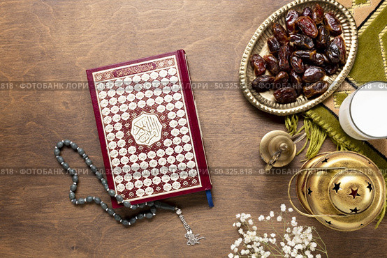 quran prayer beads wooden table. Resolution and high quality beautiful photo. quran prayer beads wooden table. High quality beautiful photo concept. Стоковое фото, агентство Ingram Publishing / Фотобанк Лори