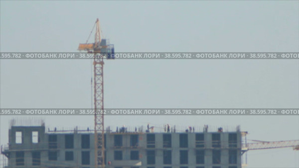 Рабочая обстановка на верхних этажах строющейся многоэтажки. Стоковое видео, видеограф Цыбин Вадим / Фотобанк Лори