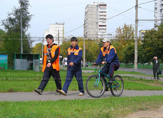 Рабочие-гастарбайтеры идут по дороге (2009 год). Редакционное фото, фотограф lana1501 / Фотобанк Лори