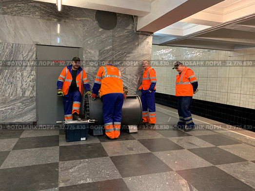 Рабочие метрополитена у специального бункера (2019 год). Редакционное фото, фотограф Кузнецов Максим / Фотобанк Лори