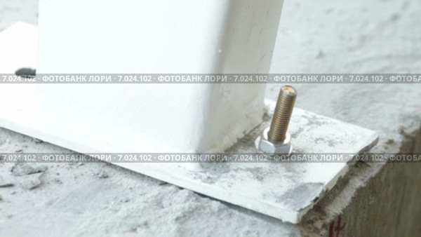 Рабочий закручивает гайку. Стоковое видео, видеограф Потийко Сергей / Фотобанк Лори