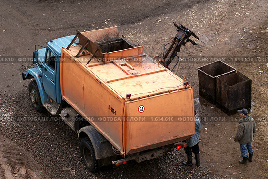 Работа мусороуборочной машины (2010 год). Редакционное фото, фотограф Михаил Яковлев (ktynzq) / Фотобанк Лори