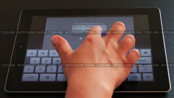 Работа с мессенджером Yahoo на iPad3. Стоковое видео, видеограф Sanda Stanca / Фотобанк Лори