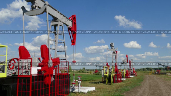 Работающие нефтяные станки-качалки в солнечный день. Стоковое видео, видеограф Михаил Коханчиков / Фотобанк Лори