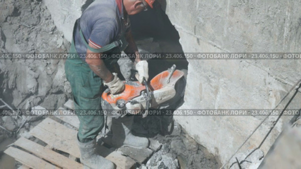 Работник ремонтирует коллектор. Стоковое видео, видеограф worker / Фотобанк Лори