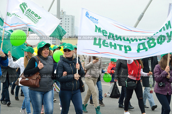 Работники медицинского центра ДВФУ принимают участие в первомайской демонстрации на Золотом мосту во Владивостоке 01.05.2016. Редакционное фото, фотограф Овчинникова Ирина / Фотобанк Лори