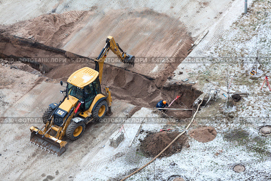Работы по прокладке коммуникаций через дорогу (2014 год). Редакционное фото, фотограф Кекяляйнен Андрей / Фотобанк Лори