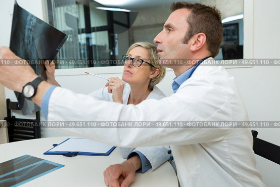 radiography specialists inspecting an xray result. Стоковое фото, агентство Ingram Publishing / Фотобанк Лори