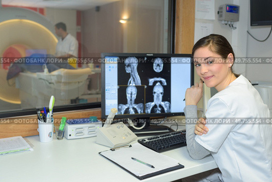 radiologic technician show magnetic resonance exam procedure. Стоковое фото, агентство Ingram Publishing / Фотобанк Лори