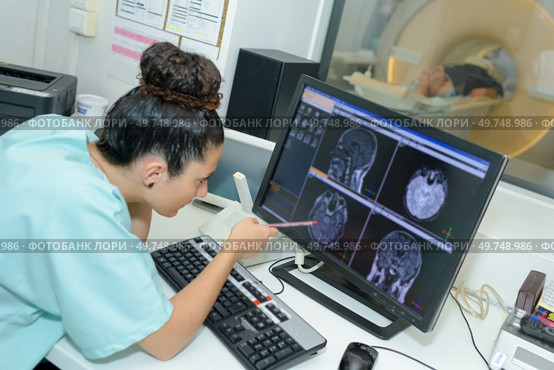 radiologist monitoring the examination. Стоковое фото, агентство Ingram Publishing / Фотобанк Лори