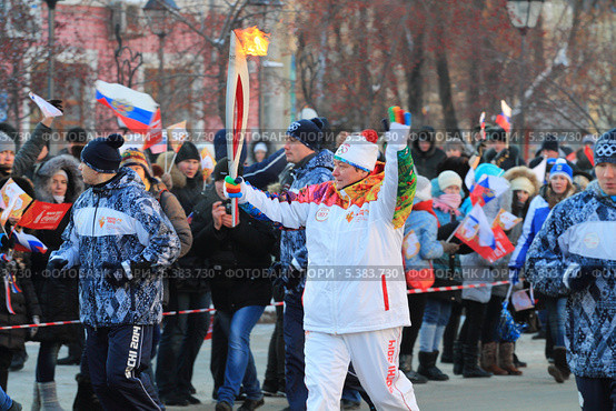 Радостный факелоносец. Тюмень (2013 год). Редакционное фото, фотограф Анатолий Матвейчук / Фотобанк Лори
