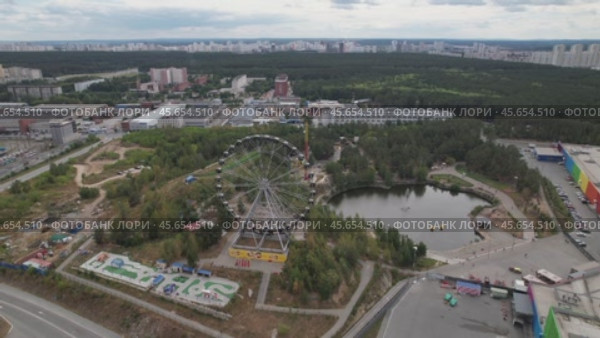Радуга-парк в Екатеринбурге - съемка с дрона в 2022 году. Стоковое видео, видеограф Владислав Самошкин / Фотобанк Лори