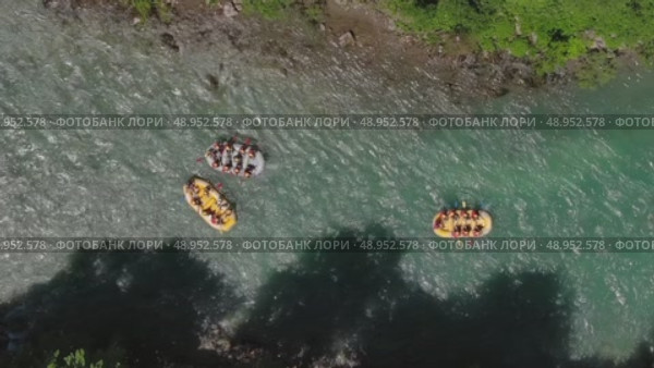 Rafting boat on summer mountain river. Стоковое видео, видеограф Михаил Коханчиков / Фотобанк Лори