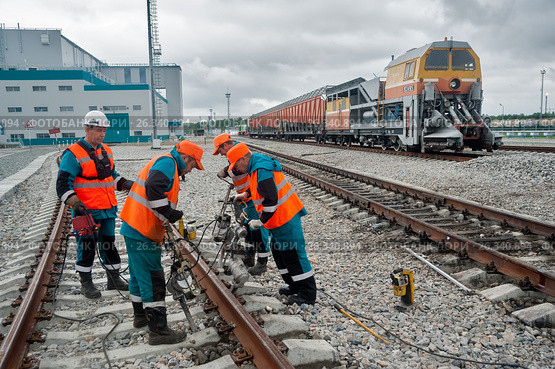 Railway workers repairing rail in rain (2016 год). Редакционное фото, фотограф Сергей Буторин / Фотобанк Лори
