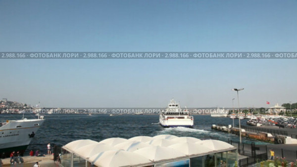 Район Эминеню. Стамбул. Теплоход отправляется от пристани (2011 год). Редакционное видео, видеограф Кирилл Трифонов / Фотобанк Лори