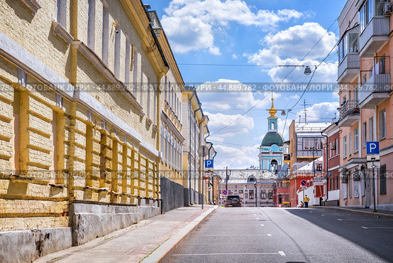 Район Хитровка, Петропавловский переулок, Храм-колокольня в память Усекновения главы Иоанна Предтечи, Москва (2023 год). Стоковое фото, фотограф Baturina Yuliya / Фотобанк Лори