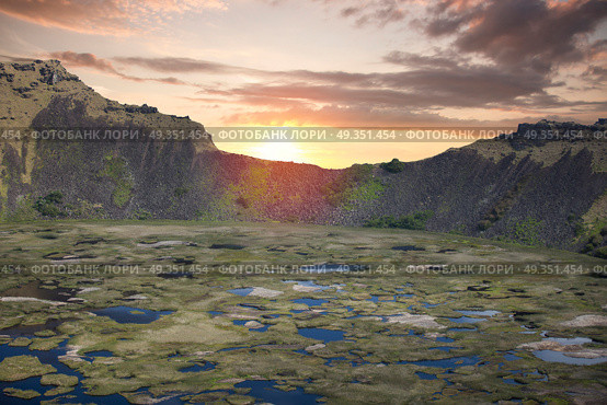 Rano Kau volcano, Easter island (Chile). sunset. Rano Kau volcano, Easter island. Стоковое фото, агентство Ingram Publishing / Фотобанк Лори