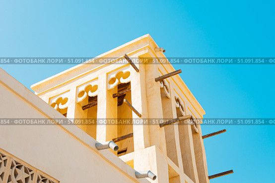 Ras Al Khaimah, UAE – 14.04.2025: The desert coastal town (ghost town) of Jazeera Al Hamra includes a fort, three schools, an open-air market and mosques nestled between hundreds of villas. Стоковое фото, фотограф Feruza Tashmetova / Фотобанк Лори