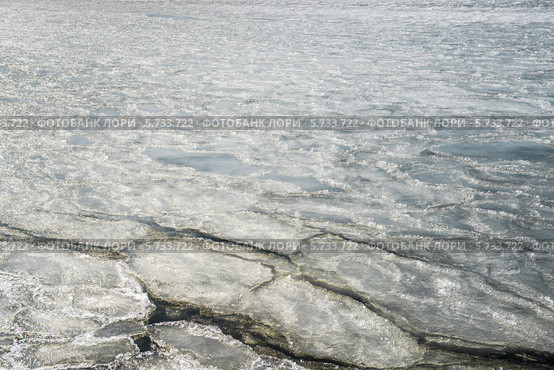 Расколовшийся лед на воде (2014 год). Стоковое фото, фотограф Alexander Tihonovs / Фотобанк Лори
