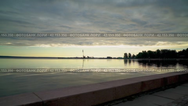 Рассвет летним утром на набережной города Петрозаводска, вид на порт в акватории Онежского озера. Движение вперед (2024 год). Стоковое видео, видеограф Sergei Gorin / Фотобанк Лори
