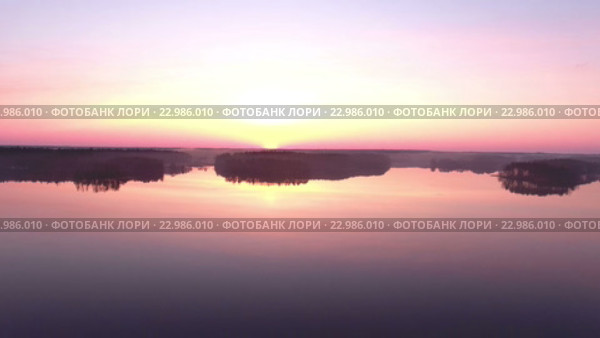 Рассвет над лесным озером, воздушная съемка. Стоковое видео, видеограф Кекяляйнен Андрей / Фотобанк Лори