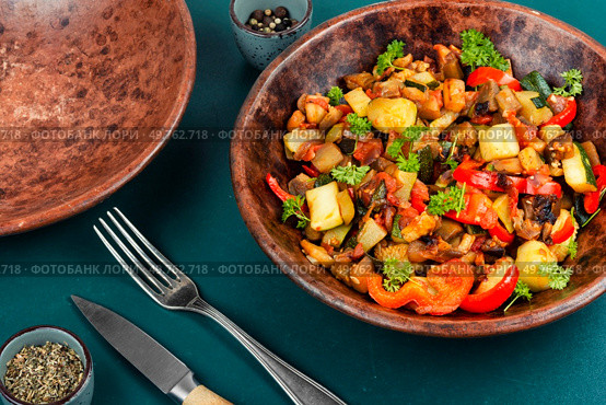 RATATOUILLE is a bright vegetable stew made from fresh fried vegetables. Healthy vegetarian lunch. Ratatouille, delicious vegetarian stew. Стоковое фото, агентство Ingram Publishing / Фотобанк Лори