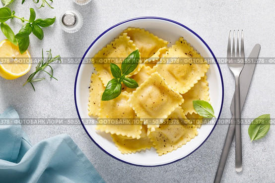Ravioli with ricotta cheese and fresh basil, top view. Стоковое фото, агентство Ingram Publishing / Фотобанк Лори
