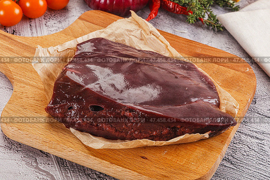 Raw beef liver for cooking. Стоковое фото, фотограф Андрей Старостин / Фотобанк Лори
