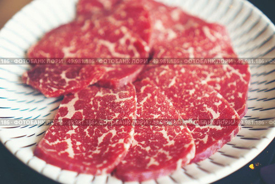raw food, beef Sliced. Стоковое фото, агентство Ingram Publishing / Фотобанк Лори