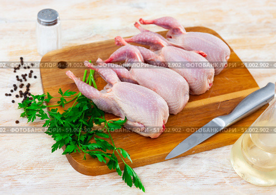 Raw gutted quails and condiments prepared for cooking on wooden table. Стоковое фото, фотограф Яков Филимонов / Фотобанк Лори