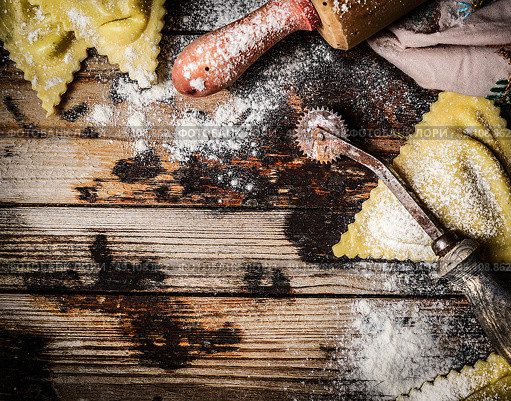raw Handmade ravioli Triangoli on rustic wooden background, top view. Стоковое фото, агентство Ingram Publishing / Фотобанк Лори