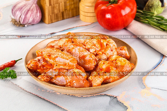 Raw marinated uncooked chicken wings. Стоковое фото, фотограф Андрей Старостин / Фотобанк Лори
